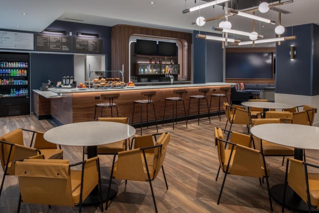 Courtyard By Marriott Olympia Hotel Buitenkant foto